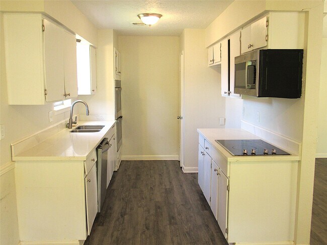 Photo - 18831 Droitwich Dr