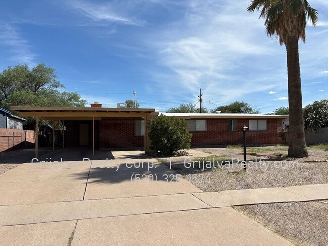 Building Photo - Spacious 3 Bedroom, 2 Bath Red Brick House...