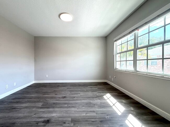 Photo - 413 N Cypress Dr