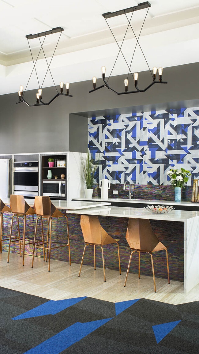 Sala de estar para residentes de la comunidad de apartamentos en la estación Griffis Belleview en Denver, Colorado.