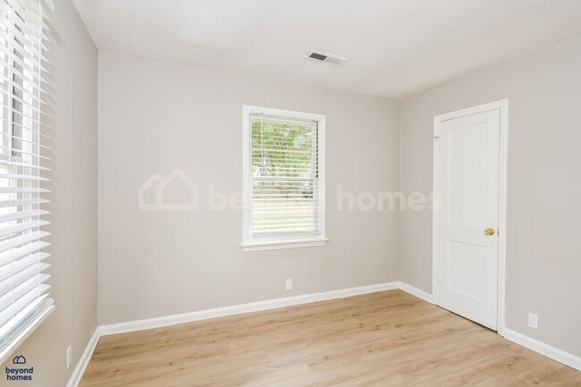 Photo - 935 James Ave