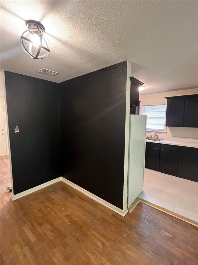 Photo - 265 W Hartel St