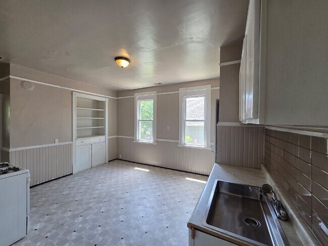 2 Bedroom, 1 Bath Upper Unit