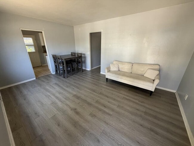 Photo - 2943 Talbot St