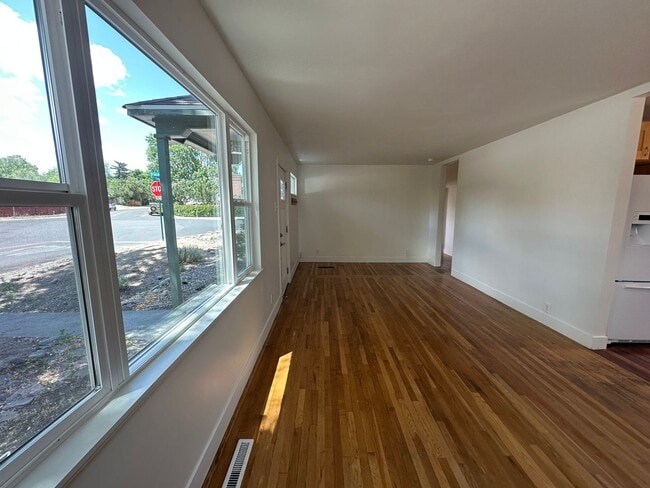 Photo - 982 Vine St