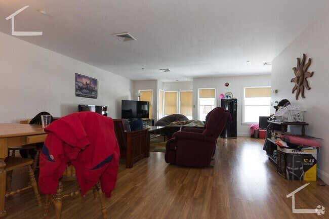 Building Photo - Big Brighton 3 Bed 2 Bath available 9/1 Rental