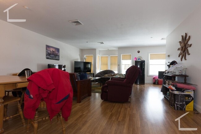 Big Brighton 3 Bed 2 Bath available 9/1 - Big Brighton 3 Bed 2 Bath available 9/1 House