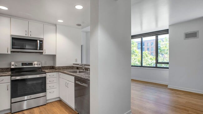 Building Photo - 250 King St Unit King