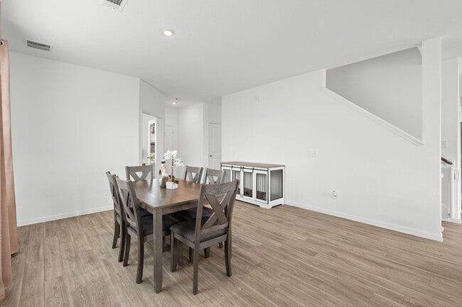 Photo - 23543 Powmill St