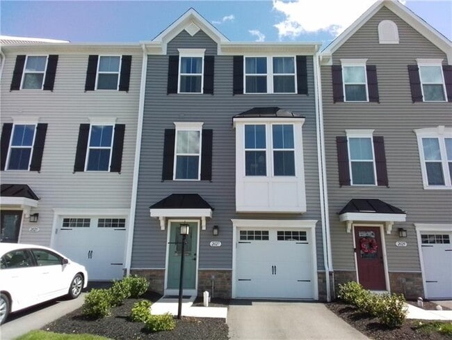 Building Photo - 2027 Cade Dr