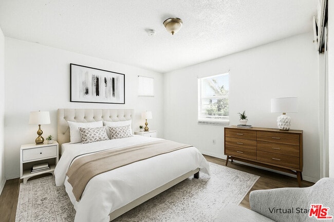 Building Photo - 3962 1/4 S Hobart Blvd Rental