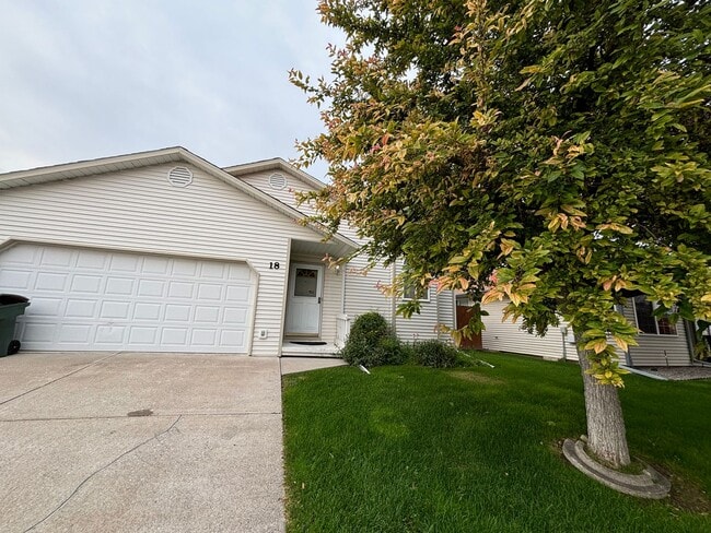 Quiet Two Bedroom Low Maintenance Town Home - Quiet Two Bedroom Low Maintenance Town Home