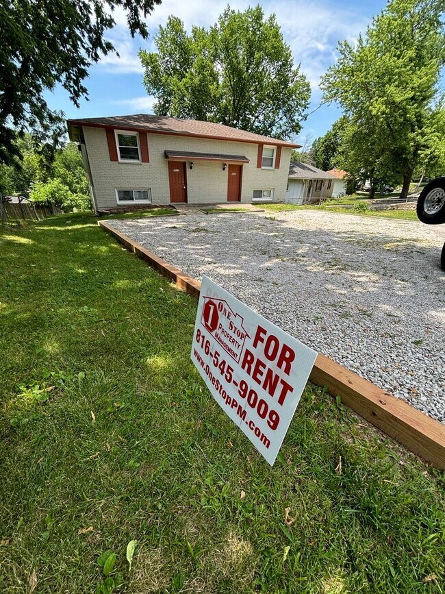 2 bedroom, 1 bath duplex in Riverside, MO! - 2 bedroom, 1 bath duplex in Riverside, MO! House