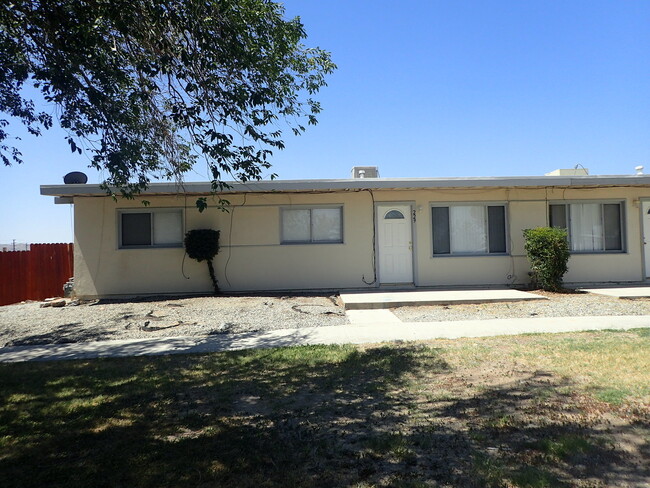 Building Photo - Cute spacious 3bd 1ba