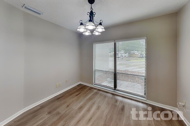 Photo - 610 Oakmoss Dr