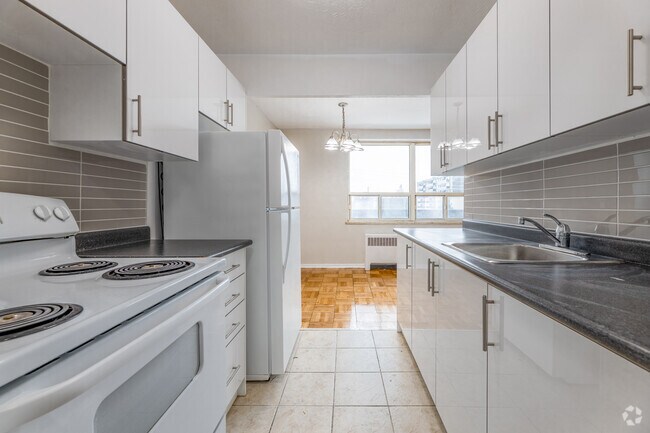 1BR, 1BA - 717 SF - Kitchen - Parkway Manor