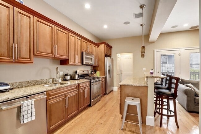 Building Photo - 423 E 5th St Unit 2 Rental