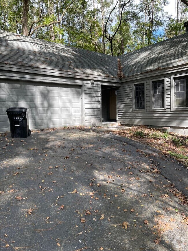 Building Photo - Spacious 2/2 with 2 Car Garage and W/D Hoo... Rental