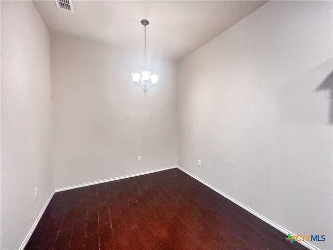569 Creekside Cir