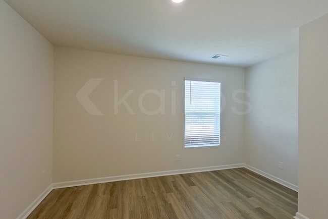 Photo - 118 Overstreet Way