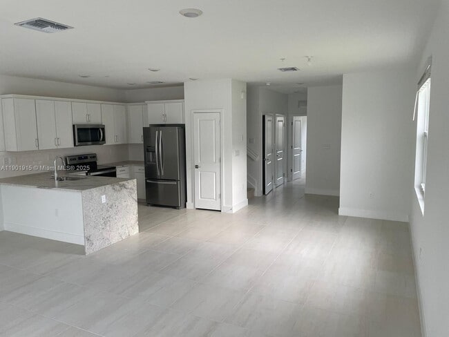 Building Photo - 125 SW 171st Terrace