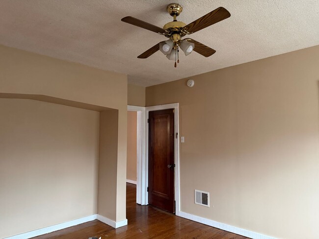 Building Photo - 5918 Arendes Dr Unit 5918 Arendes 2nd Fl