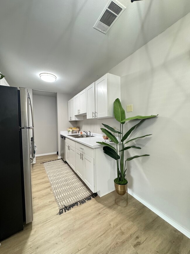 Photo - Sunburst Apartments