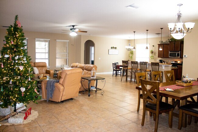 Massive living/family room - 320 Oak Landing Dr House