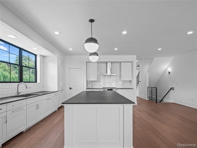 887 Redding Rd