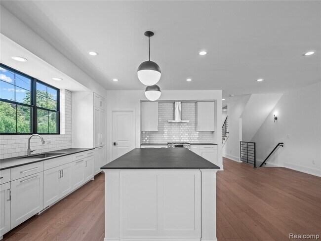 Photo - 887 Redding Rd