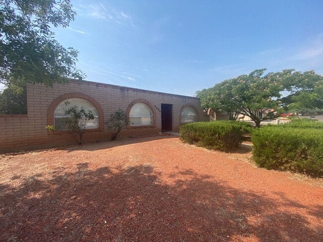 Building Photo - Very Nice 3 Bedroom 2 bath home available now!