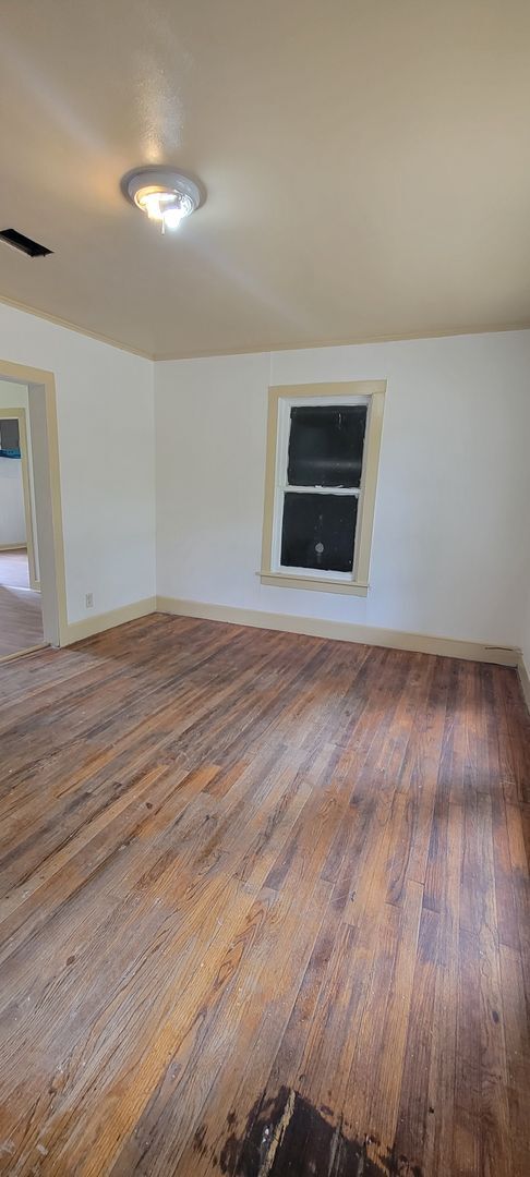 Photo - Nice 2 bedroom/1 bath home with Single Car Garage and Central Air & Heat!