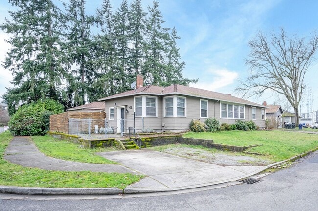 Building Photo - Comfortable 2-Bedroom Home on Large Fenced Corner Lot