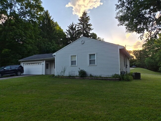 Building Photo - Charming 3 bed 1 Bath