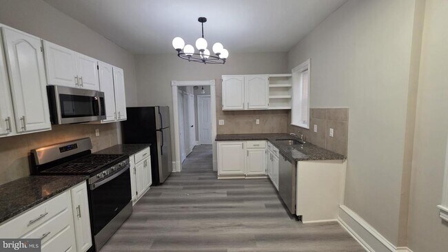 Photo - 637 N 32nd St