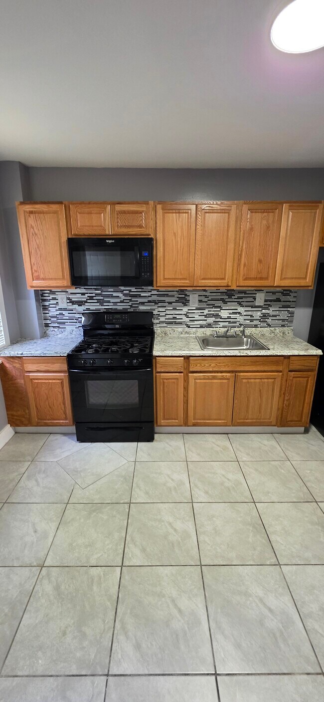 Photo - 2550 W Pratt St