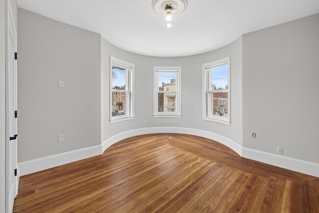 Photo - 921-923-923 E Broadway Unit 2