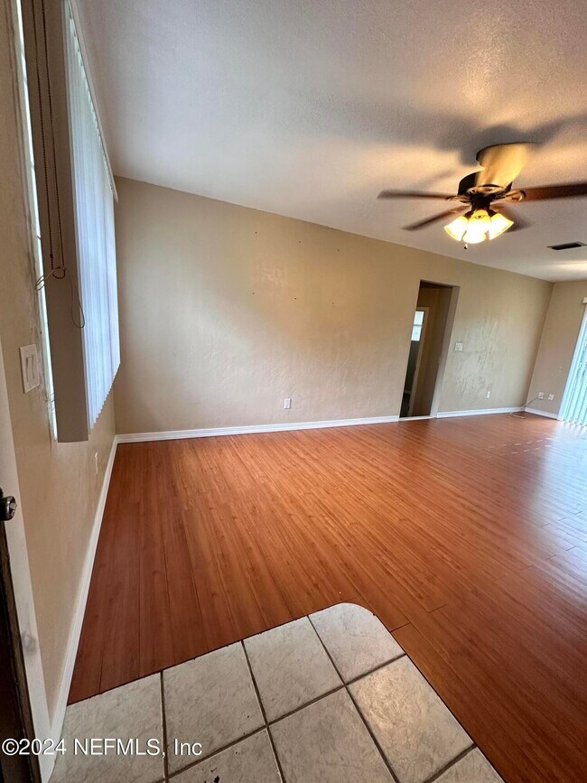 Photo - 555 Nightingale St