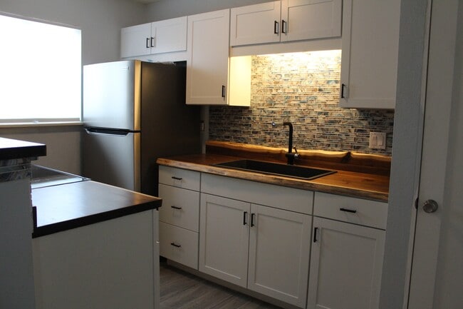 Photo - 1322 E 7th St