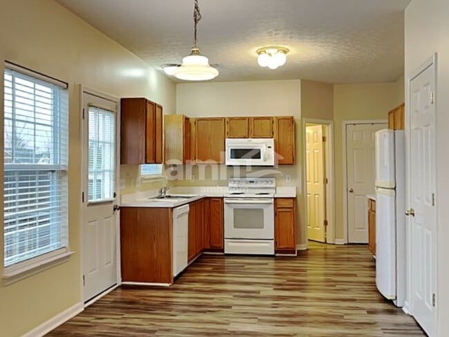 Photo - 1007 Rutherford Way