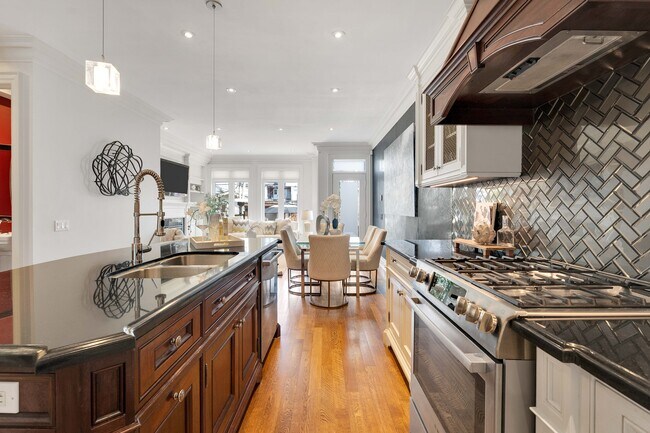 Photo - 721 Markham St