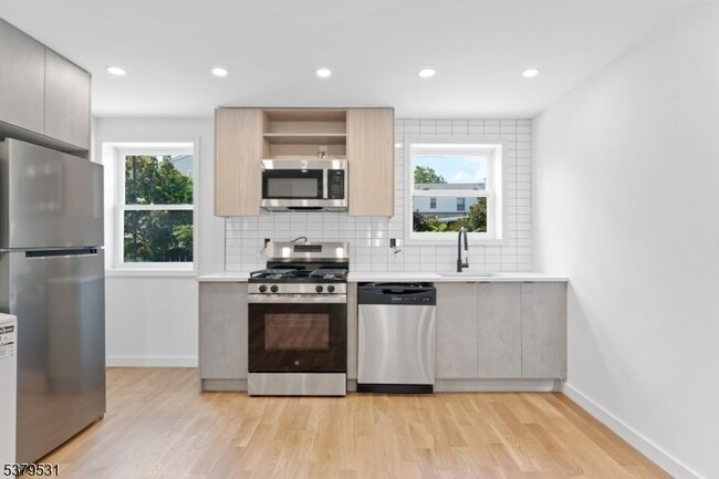Building Photo - 100 Chestnut St Unit E Rental