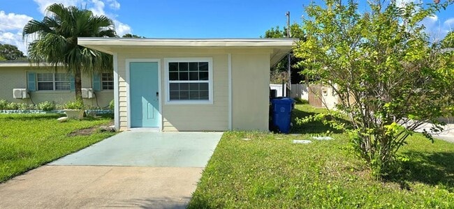 Building Photo - 621 Baywood Dr N Rental