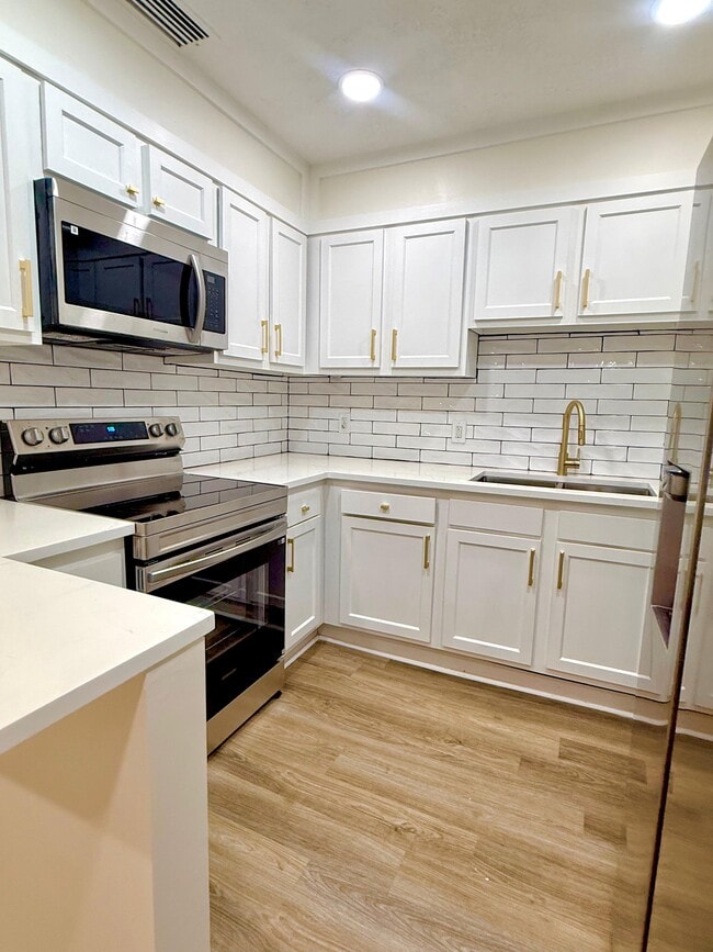 Photo - 4833 College St