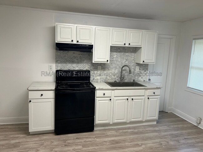 Photo - 917 E Broadway St