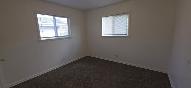 Photo - 2 Bedroom house with garage, $950!!