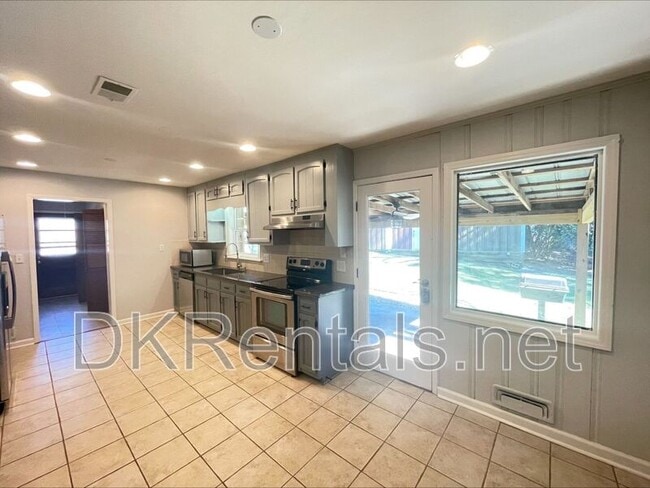 Photo - 481 Virginia Pl SE