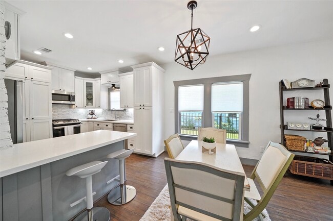 Building Photo - 325 N Sidney St