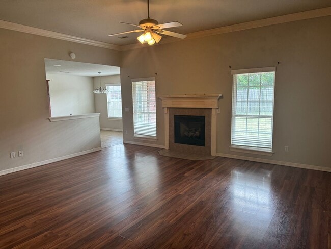 Building Photo - Beautiful single family home with fenced i...