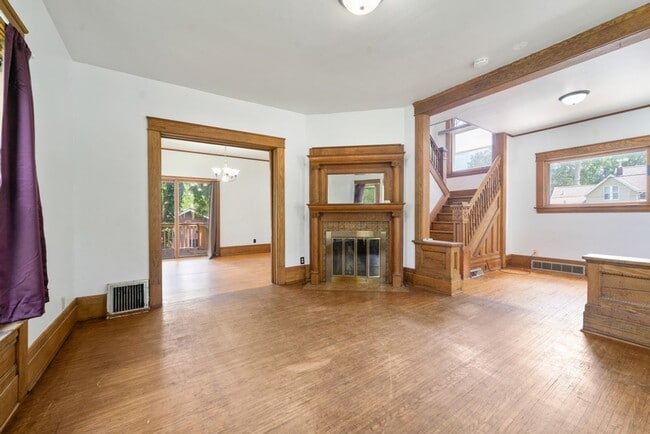 Building Photo - 513 W 22nd St